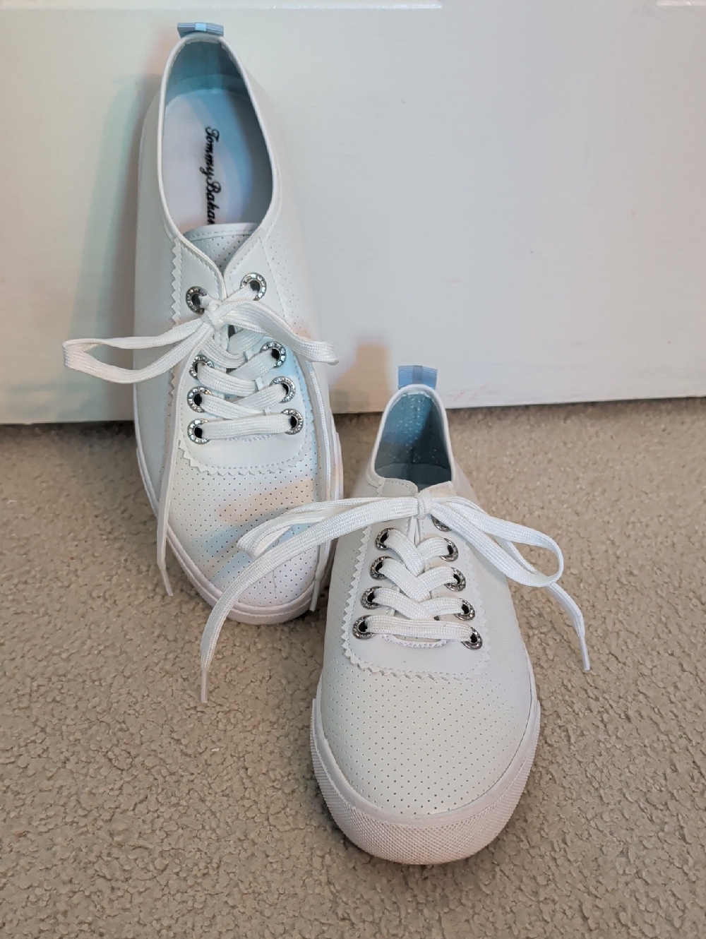 Tommy Bahama White Perforated Lace-Up Casual Sneakers